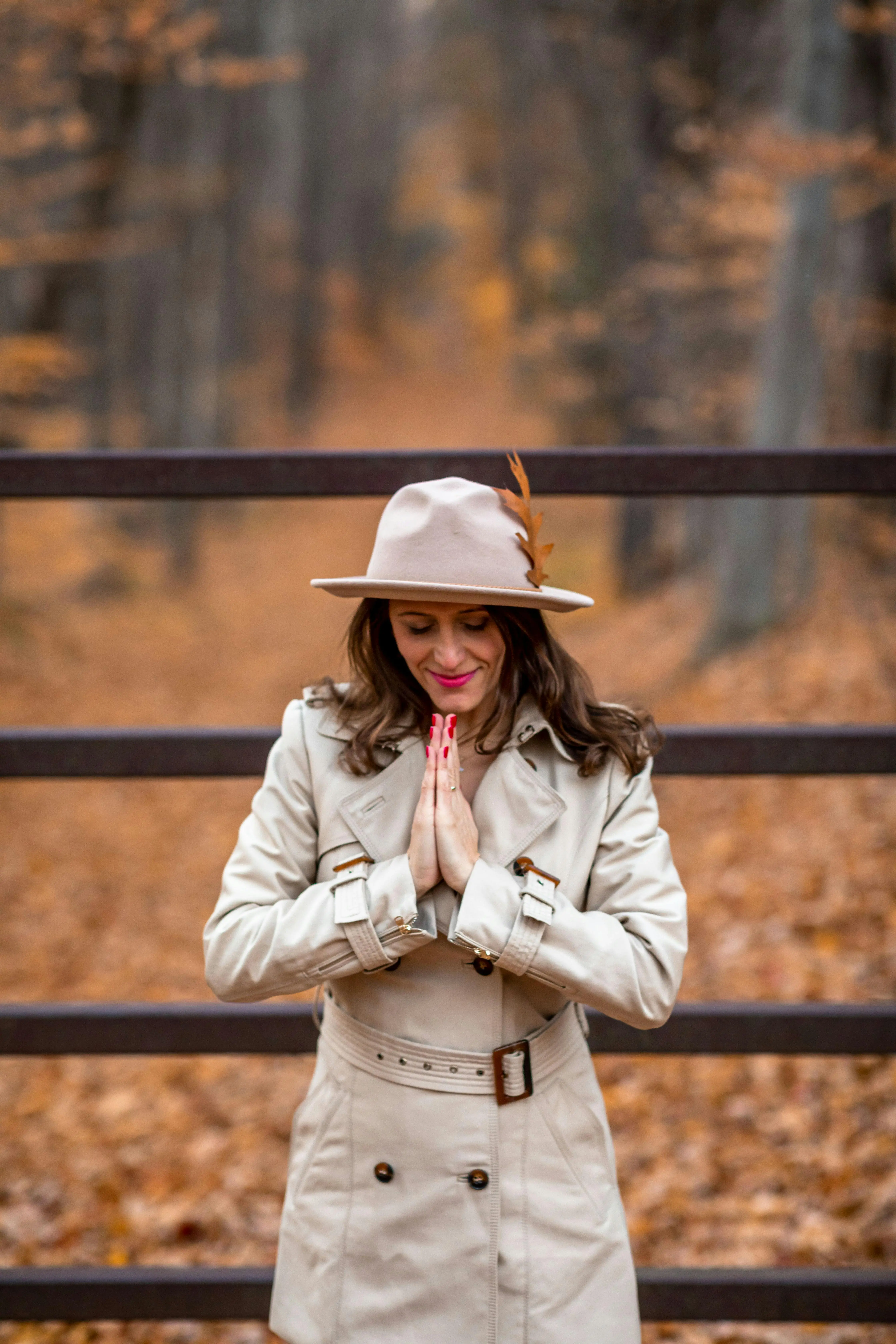 Une femme en extérieur pratiquant la gratitude